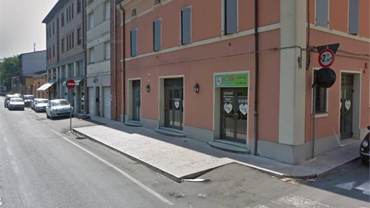 AFFITTASI LOCALE ZONA CENTRALE