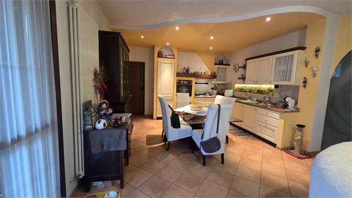 VENDESI APPARTAMENTO INDIPENDENTE